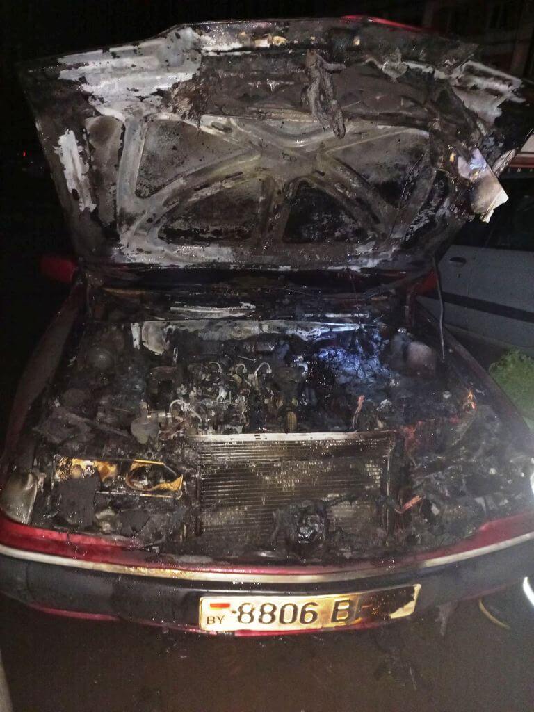 Загорелось авто по Димитрова в Барановичах МЧС